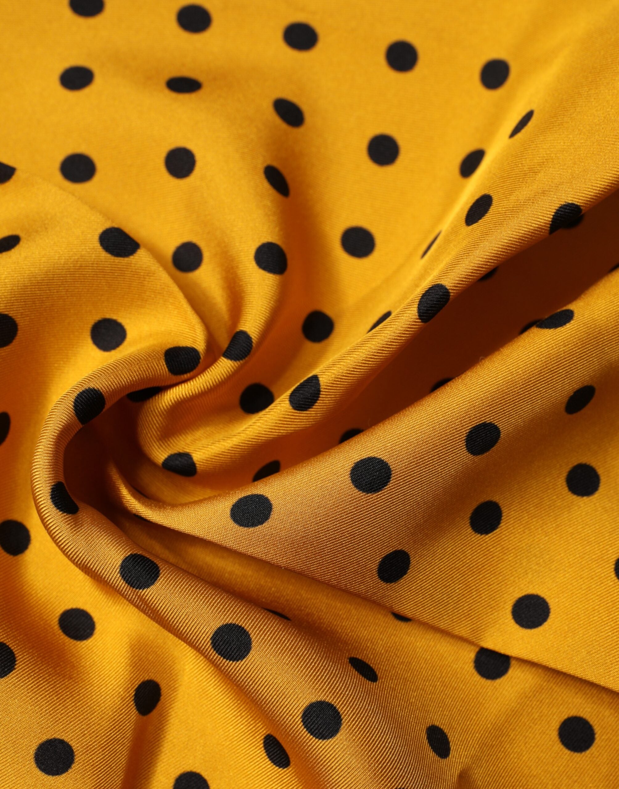 Orange gepunkteter quadratischer Taschentuchschal